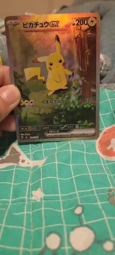 Carta pikachu na floresta japonesa