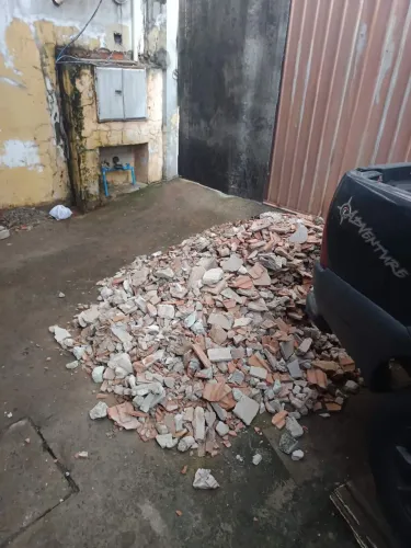 Entulho de tijolos e reboque limpo