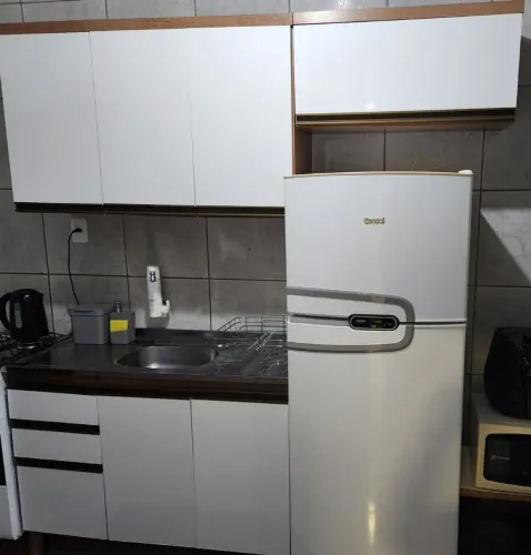 Pia e armário de cozinha