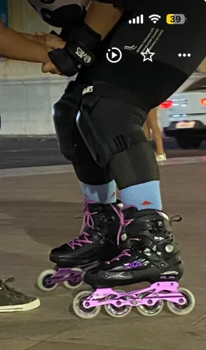 Patins Fila Houdini preto com roxo - acompanha capacete, joelheira e munhequeira.