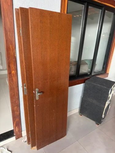Portas de sucupira completa com fechadura e alisar duas de 70 e uma de 60
