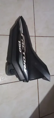 vender se um tampa lateral da factor 150 original não tem nada quebrado 
