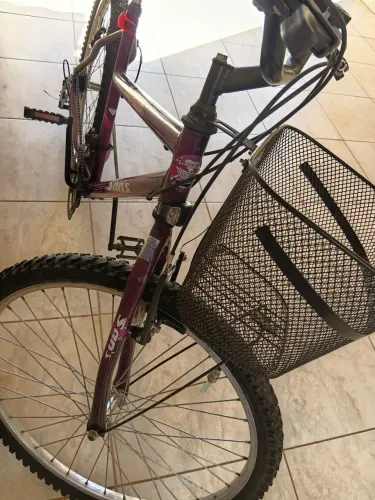 Bicicleta roxa aro 26 36 furos com 2 sinalizadores de silicone