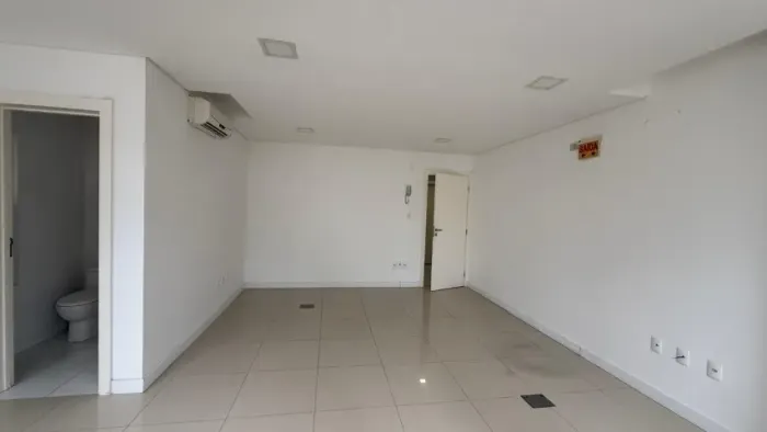 Locação Comercial - Sala com 38m² e 1 vaga de garagem - Balneário Camboriú
