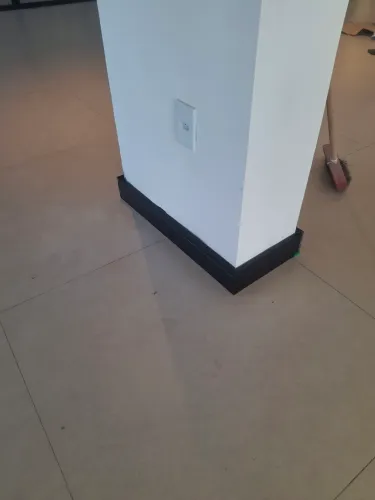Instalação de rodapé de polietileno e pvc , 