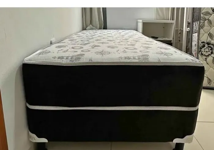 Cama box queen com marcas de uso