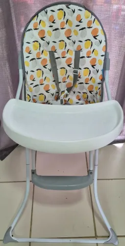Cadeira de alimentação infantil