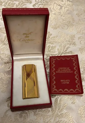 isqueiro must de cartier modelo robbed gold plated.