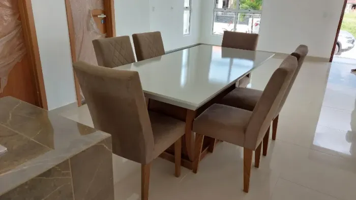 Mesa de jantar com 6 cadeiras estofadas 1,8 x 0,9m