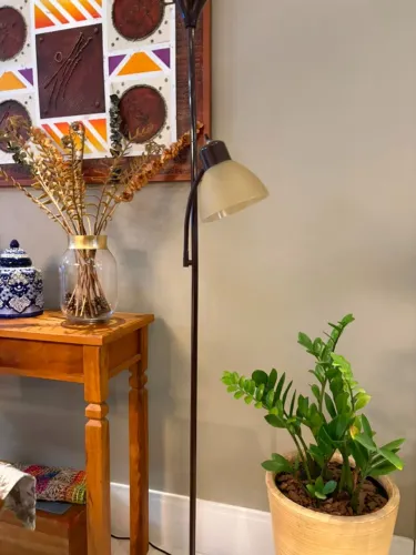 Luminária de Chão Dupla com Spot Articulado de Leitura (Abajur de Coluna)