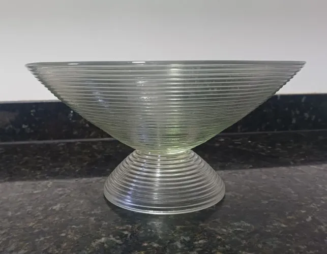 Fruteira de vidro para mesa.