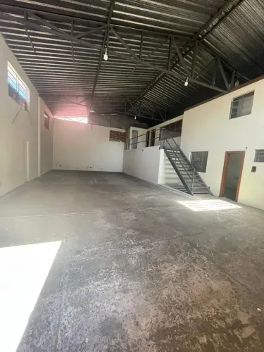 Galpão/Depósito/Armazém para aluguel possui 240 metros quadrados