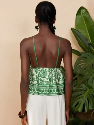 Regata casual com estampa tropical