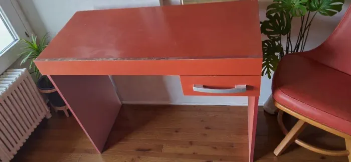 Escrivaninha mogno de mdf, com 1 gaveta.