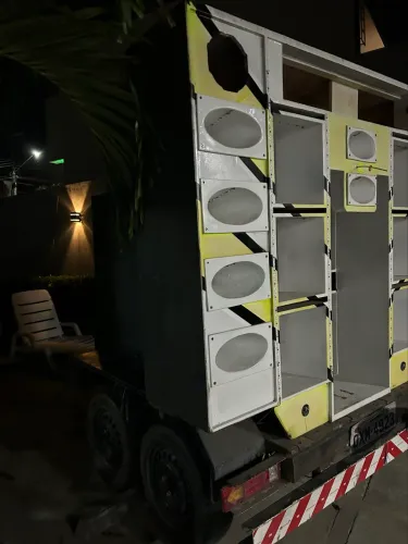 Vendo carretinha de 2 eixos com caixaria de som