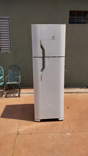 Vendo geladeira Frost Free Electrolux 300 litros gelando muito bem entrego