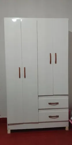 Aguada roupa junto com cômoda