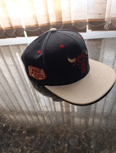 boné é o Mitchell & Ness Chicago Bulls Pin Drop Black/Cream Snapback