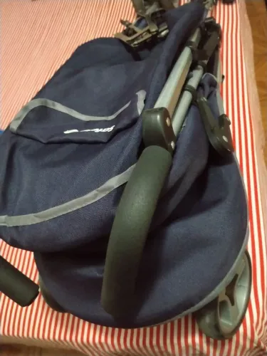 Carrinho de bebê , azul escuro quase preto 