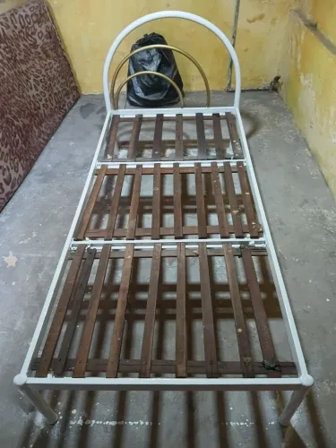 Cama de ferro de solteiro com colchão