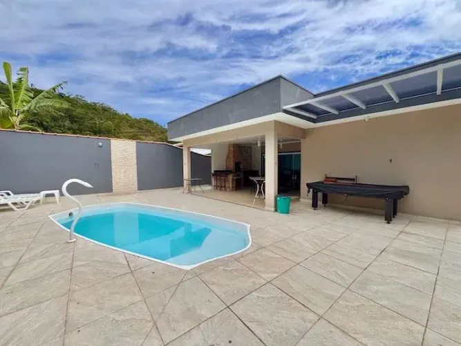 Casa à Venda em condomínio fechado na praia da Mococa em Caraguatatuba
