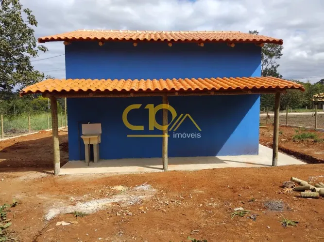 CASA EM CONDOMINIO COM 2 QUARTOS, 1.000M² SALA AMPLA COZINHA AMERICANA