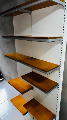 Expositor de Roupas Modular com 10 Prateleiras - Versátil e Funcional