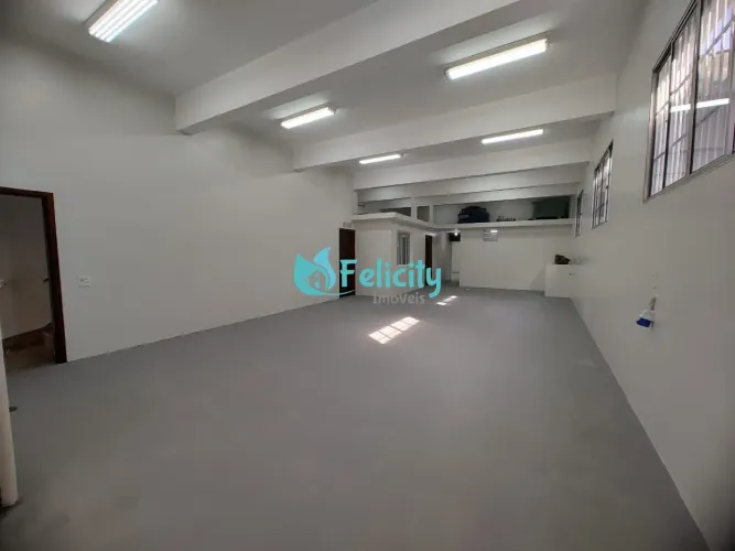 Prédio comercial com 490m2, 2 salas, 3 vagas no Jardim Santo Elias