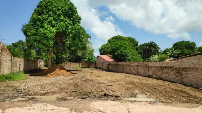 Terreno 20x44, bairro Santarenzinho, rua piçarreira. O terreno fica a 100mt da Olavo Bilac
