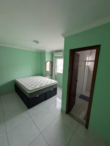 Alugo quarto suíte mobiliado para mulheres, com garagem em casa completa