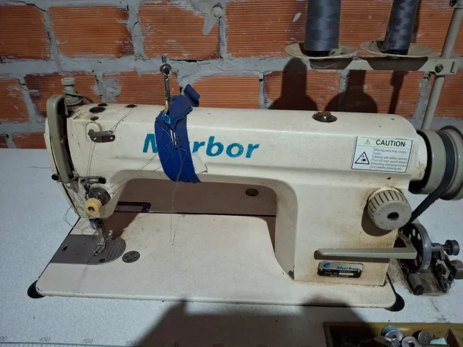 Maquina de costura reta