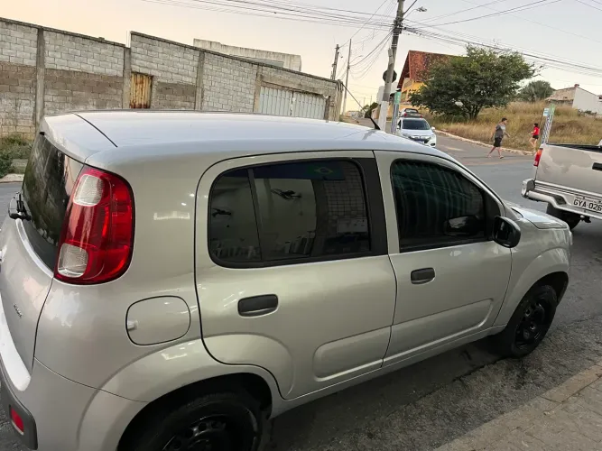 Fiat Uno Vivace Celeb. 1.0 EVO F.flex 8V 5P 2013