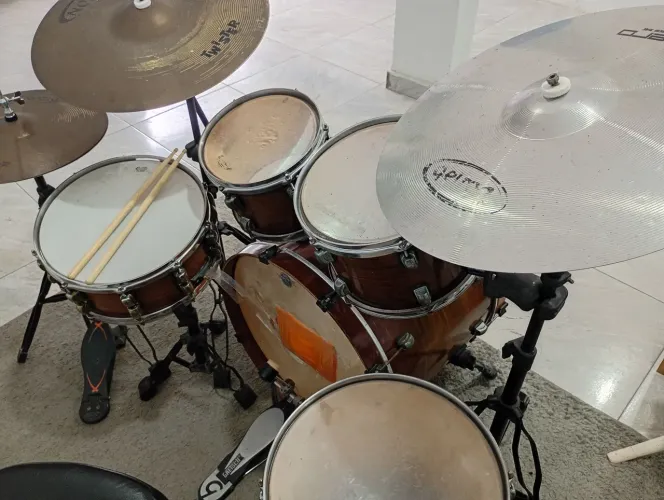 BATERIA RMV COM PRATOS ÓTIMA 