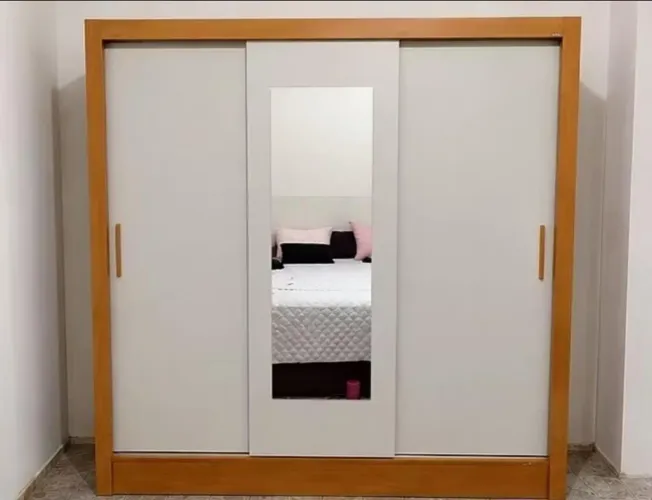 Vende- se esse guarda roupa de casal três portas 1300 sem uso 1200