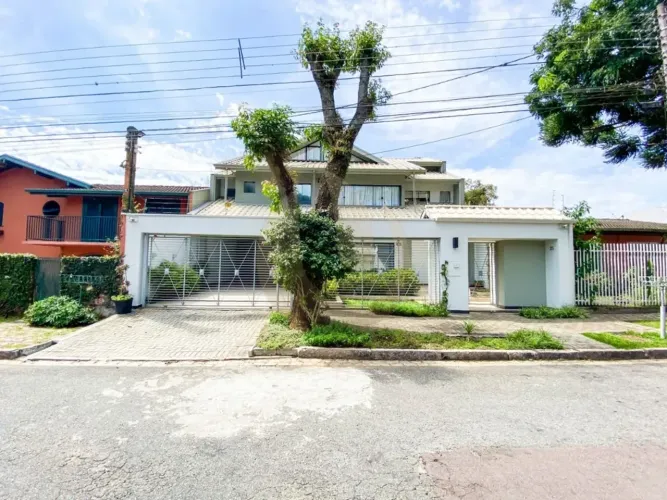 Sobrado para venda tem 461 metros quadrados com 3 quartos em Jardim Social - Curitiba - PR