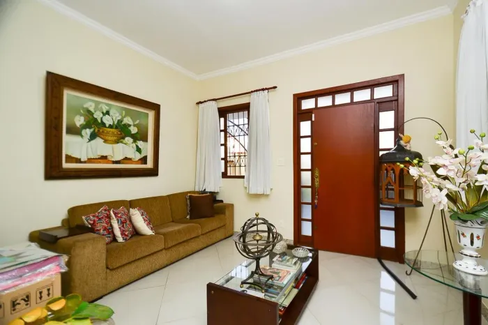 Casa à Venda - Colégio Batista, 3 Quartos, 550 m2