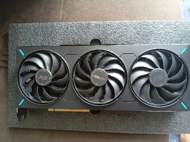 Placa de Vídeo NVidia RTX 5070 12GB - ASUS Atlas Shark