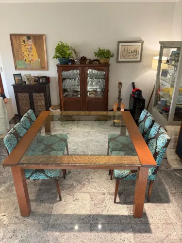 Mesa de 8 lugares com 4 cadeiras madeira, junco e tampo de vidro