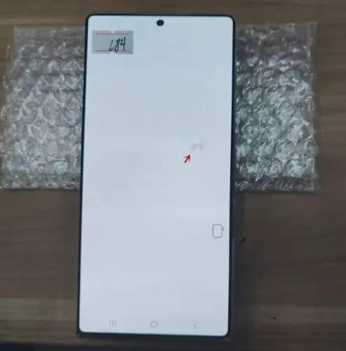TELA ORIGINAL S25 ULTRA. COM UMA PEQUENA mancha, nao ta queimada, tudo funcionando normal.