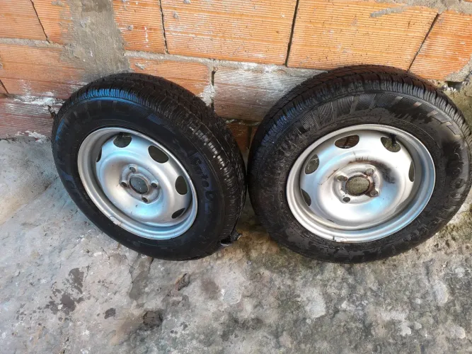 Duas rodas aro 13 completas nunca usadas .obs um dos pneus resceco e racho porem bom este!