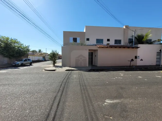 Casa estilo sobrado no bairro Planalto