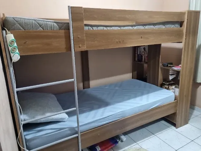 Cama beliche solteiro com estante Nogal incluso 1 colchão