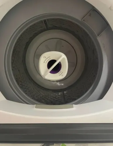 Máquina de lavar e microondas 