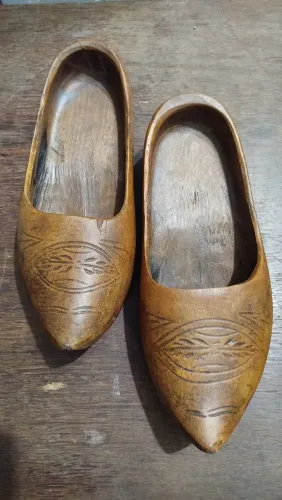Antigo par de tamancos artesanais de madeira holandês, 29cm comprimento