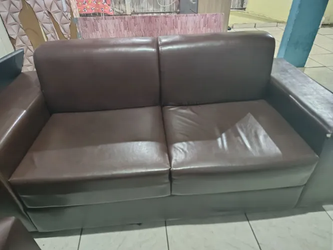 Sofá 3 lugares courino