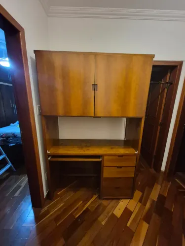 Mesa de estudo com gavetas e prateleiras