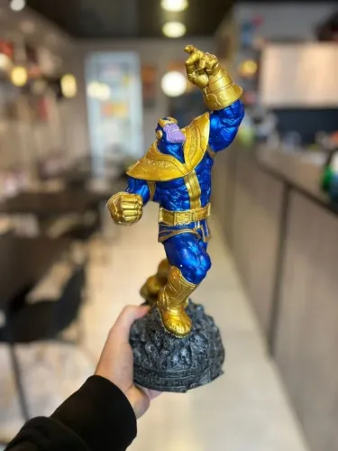 estátua de resina thanos