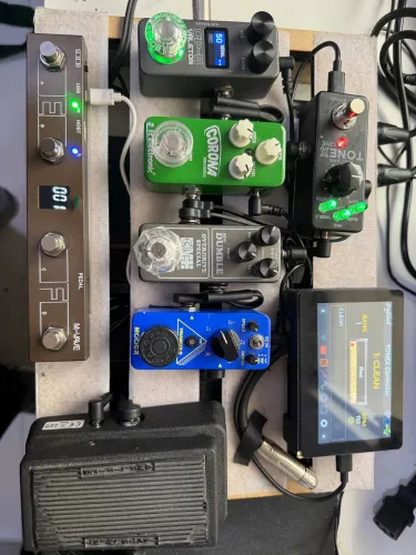 Tonex one com tela pra trocas de bancos e controle midi