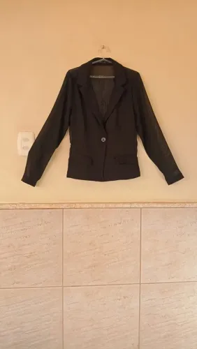 Blazer Preto com Mangas em Tule.
