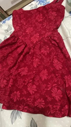 Vestido vermelho com detalhes florais em relevo
